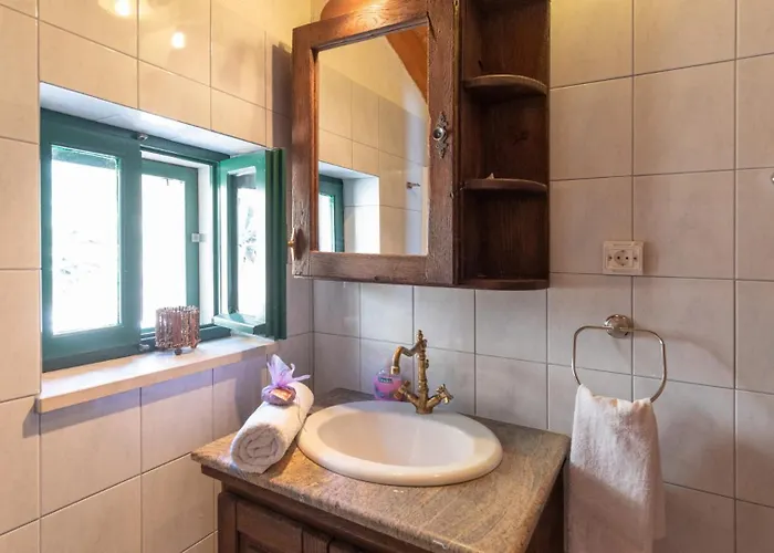 Stolovi With Panorama View By Guide *