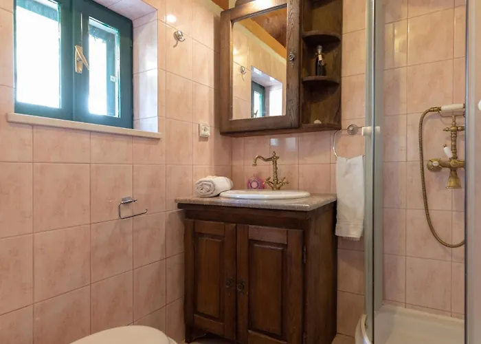 Stolovi With Panorama View By Guide *