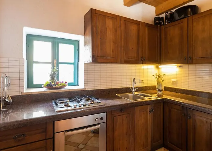 Stolovi With Panorama View By Guide *